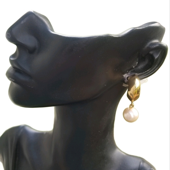 GIVENCHY 1980s GOLDTONE & FAUX PEARL DROP CLIP ON EARRINGS - Picture 3 of 6